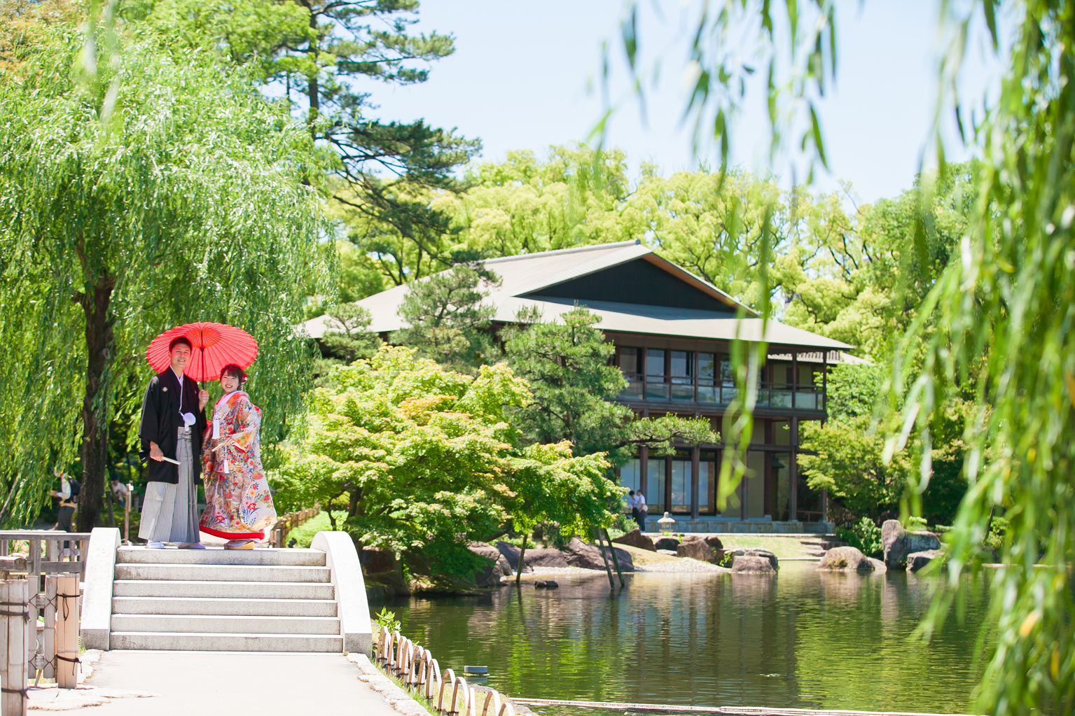名古屋 徳川園の美しい緑を背景にした和装撮影
