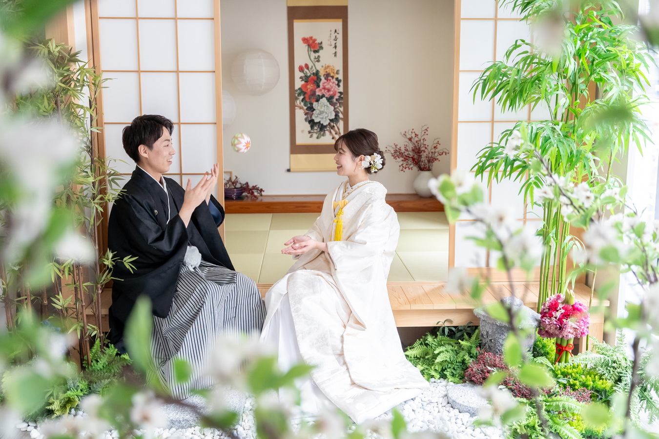 名古屋で人気の和装スタジオで前撮りは白無垢で縁側にて紙風船