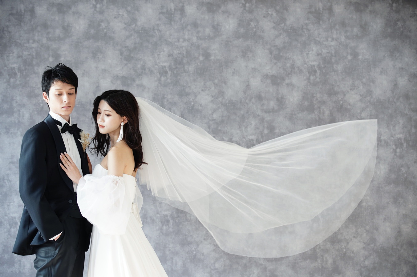 名古屋で人気の洋装スタジオ前撮りは新郎新婦がスタイリッシュなポージングで