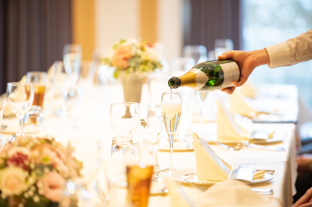 名古屋で人気のチャペルフォト・会食プラン|フォトウェディングを安く済ませるサンライズデジタル