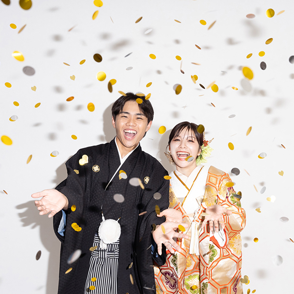 名古屋 和装前撮り・金色のコンフェッティで華やかなスタジオ撮影