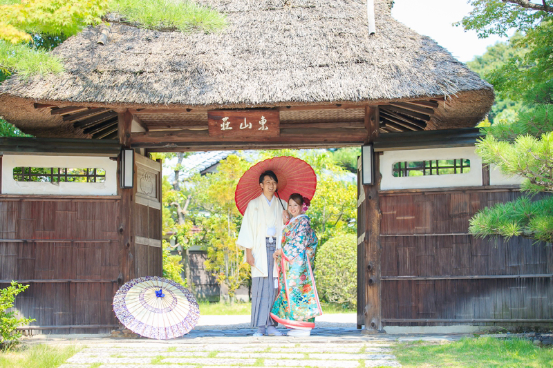 東山荘での和装ロケーションフォト｜茅葺屋根