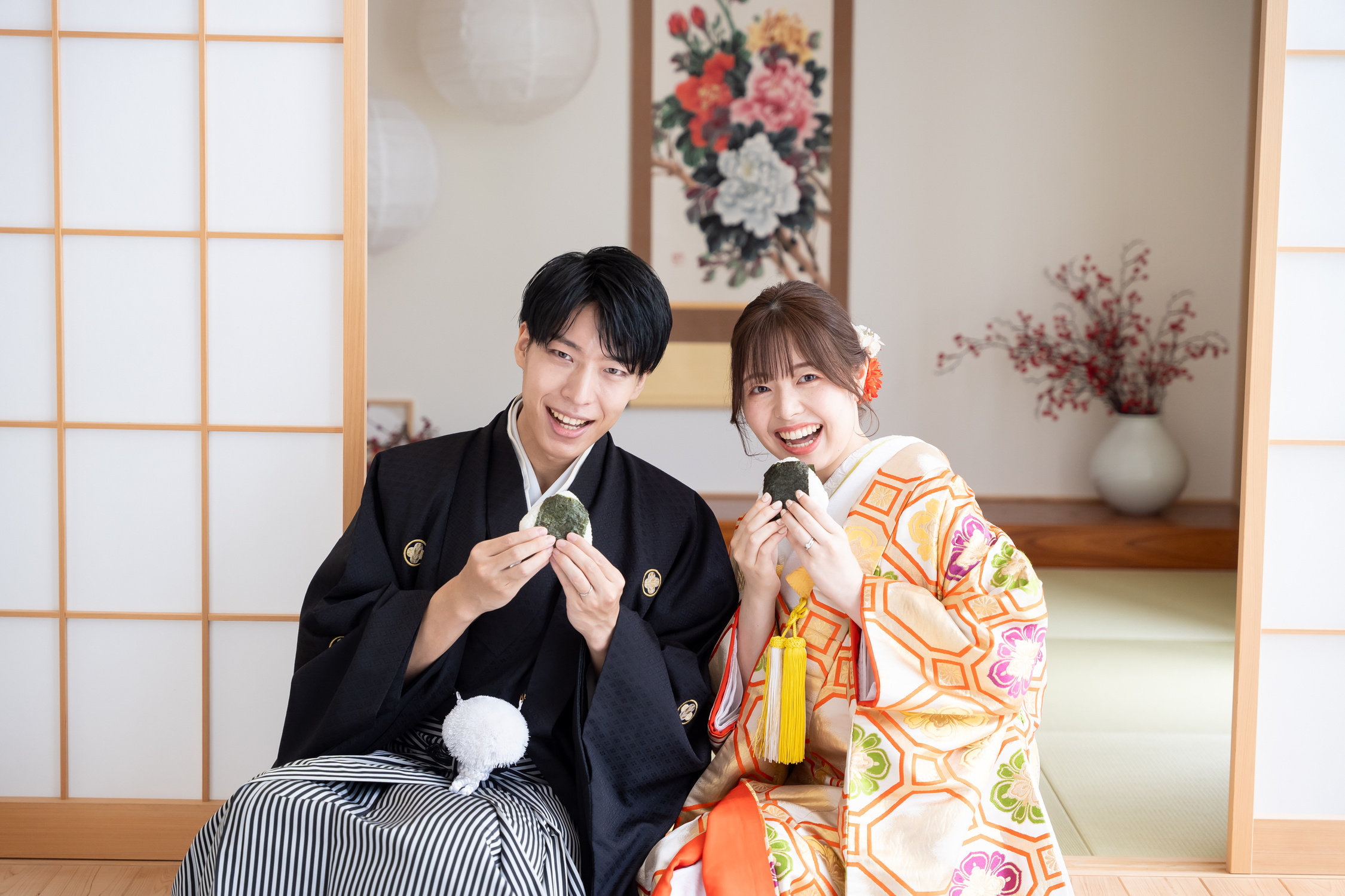 和装スタジオ前撮り 大きなおにぎりを持った㊞撮影｜名古屋サンライズデジタル