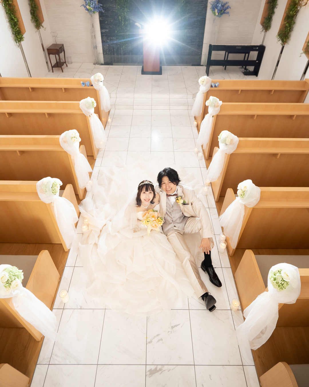 名古屋チャペルフォト,ドレスを広げて新郎新婦
