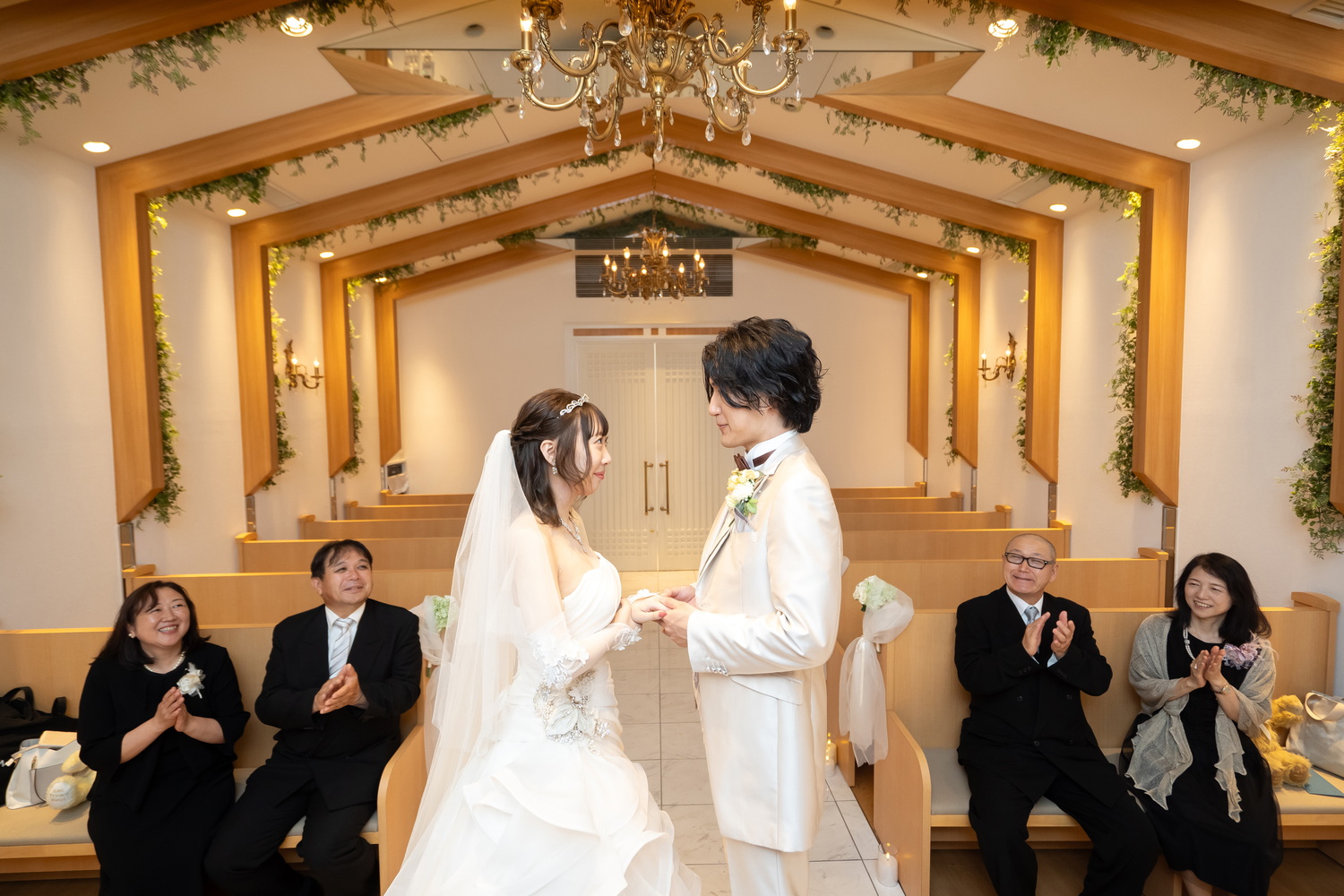 名古屋チャペルフォト,挙式風,指輪交換シーンはご家族に囲まれて