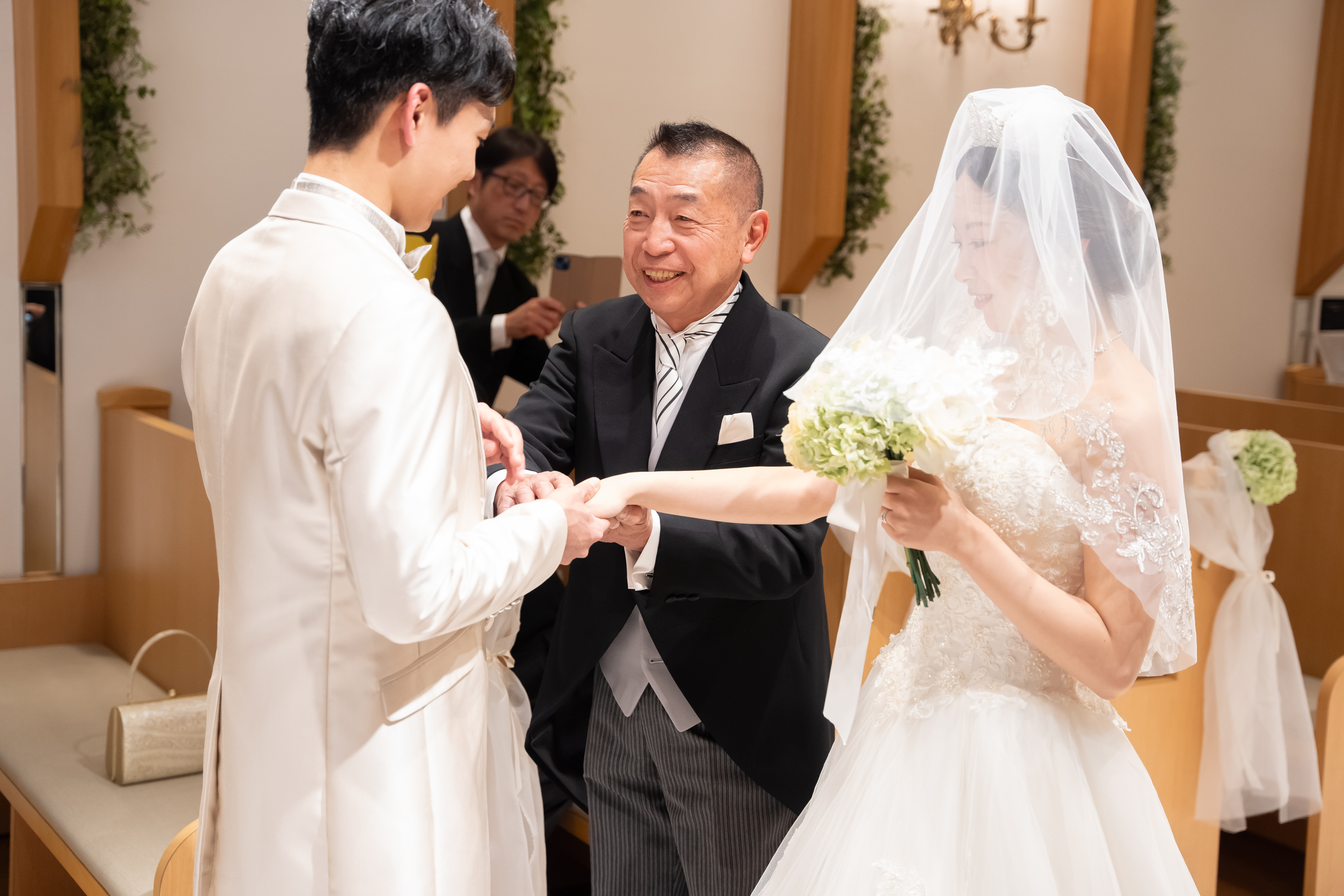 小さな結婚式でのあたたかなウェディングフォト