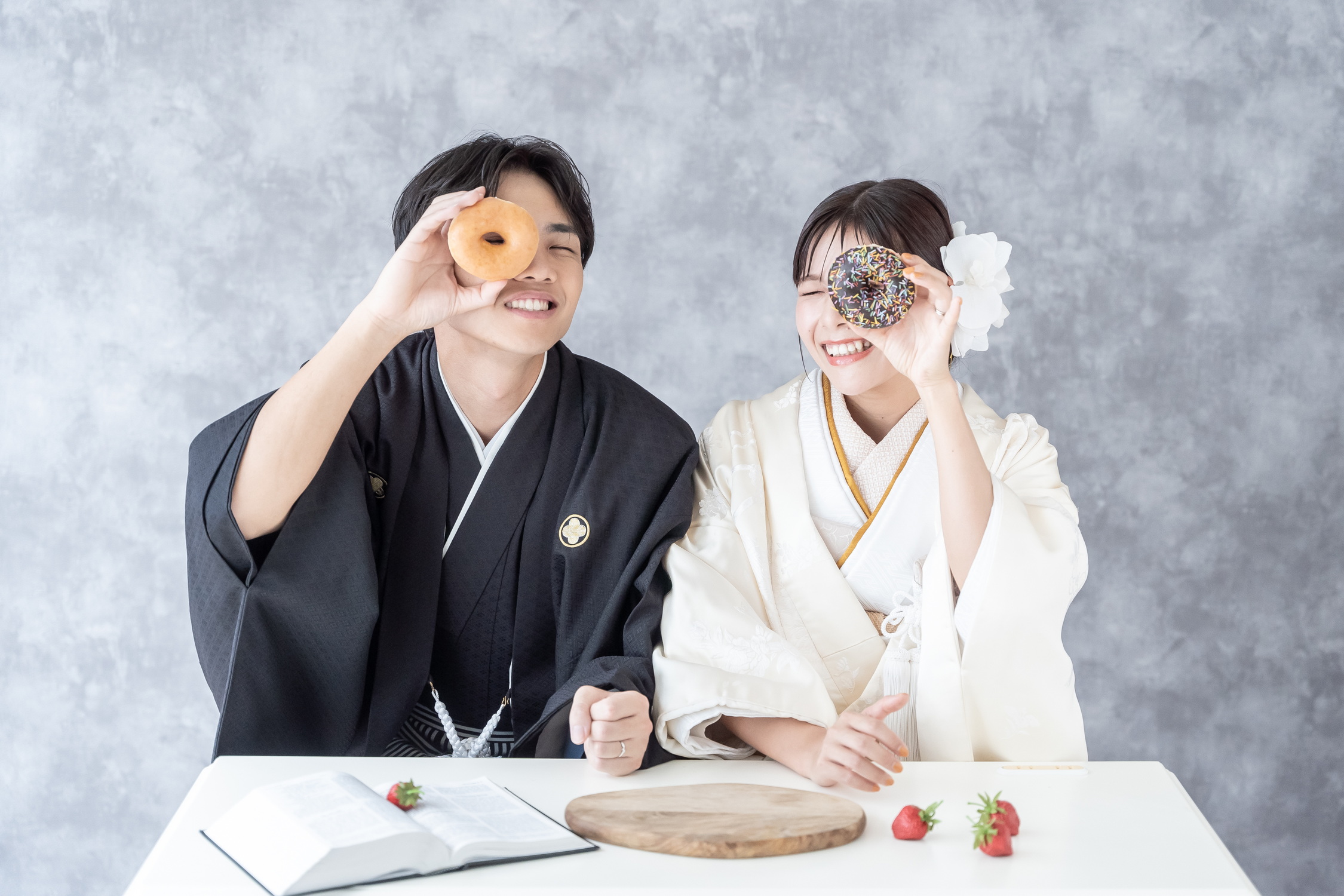 和装スタジオ前撮りでドーナッツショット｜白無垢の花嫁